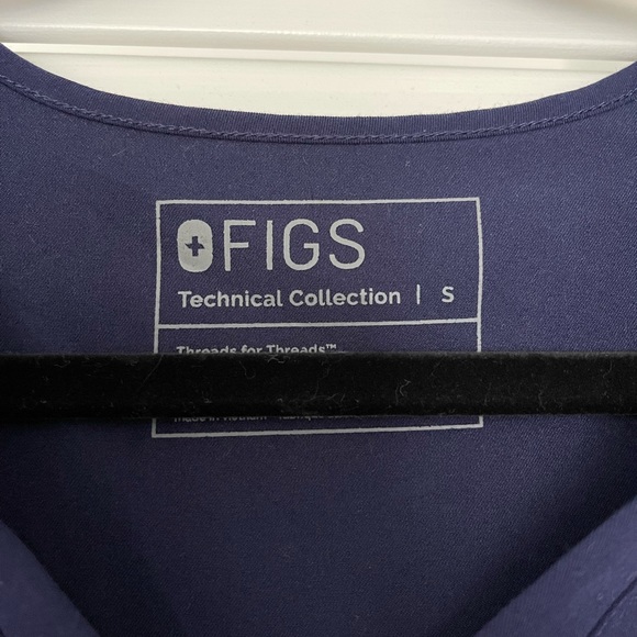 FIGS Casma three pocket scrub top in Navy - Picture 5 of 5